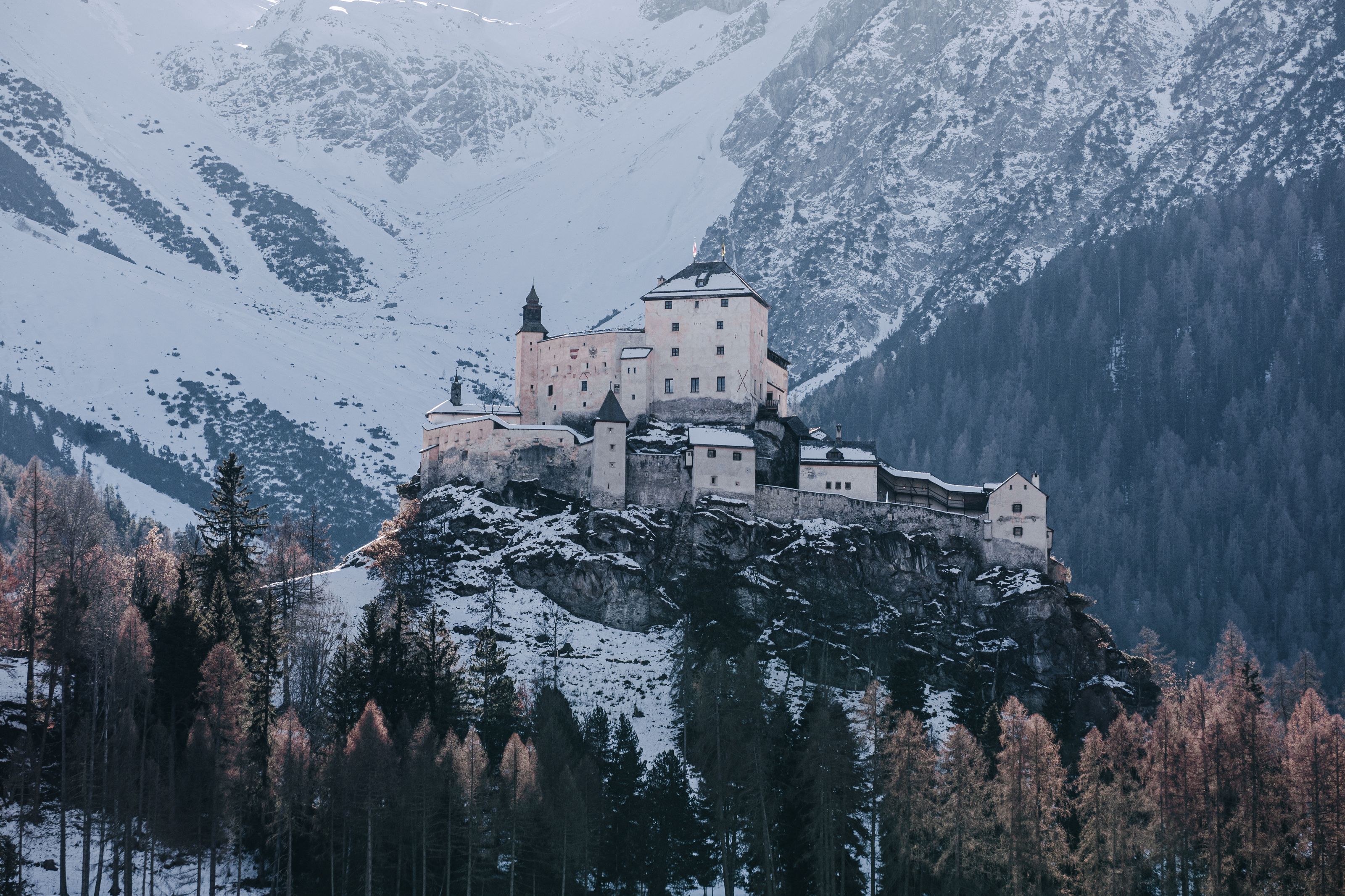 Schloss in alpiner Lage