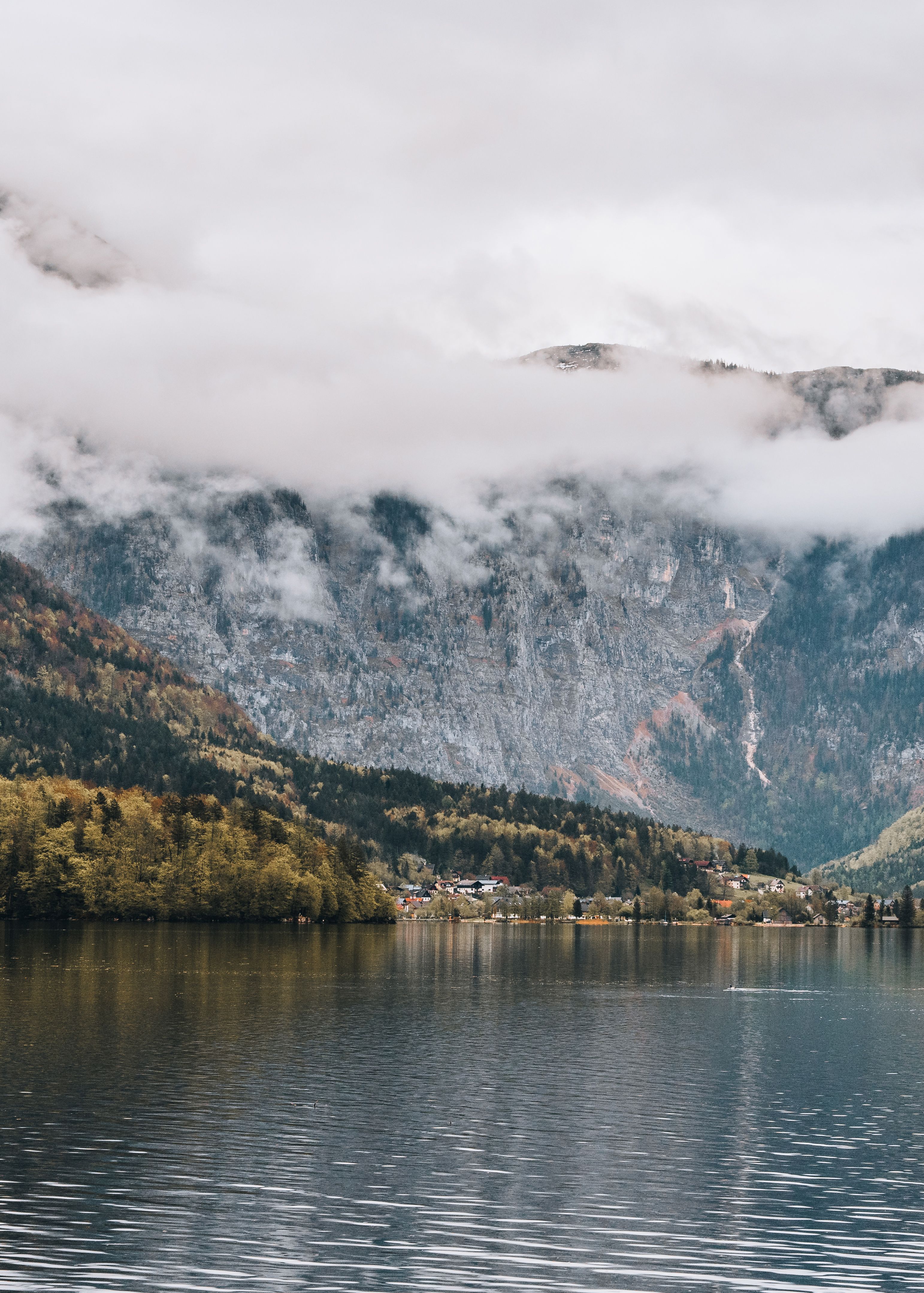 Nebel über einem See im Salzkammergut