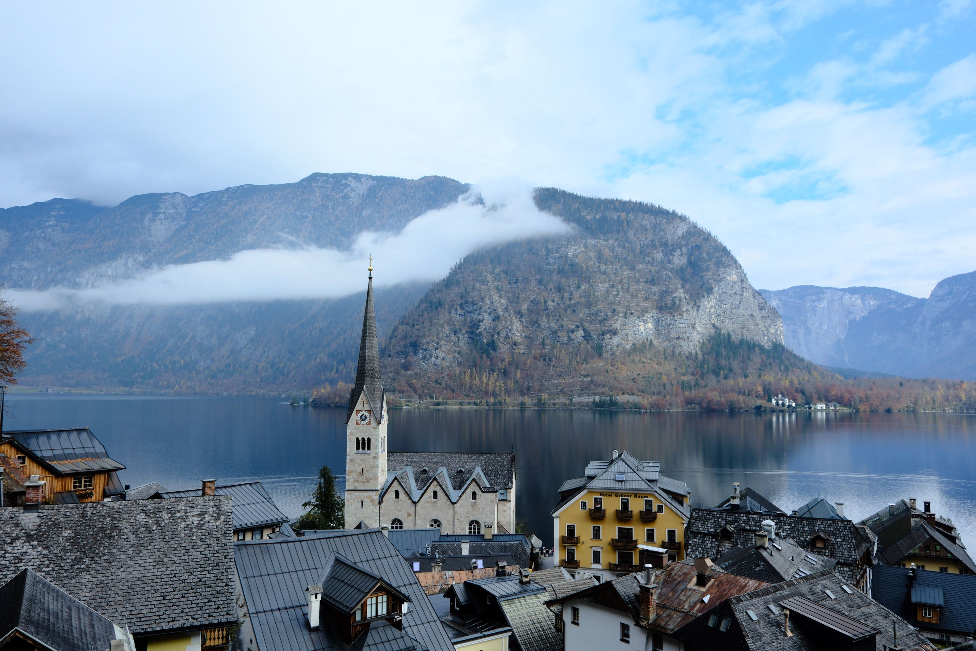 Hallstatt am HallstÃ¤tter See unter herbstlichen HÃ¤ngen