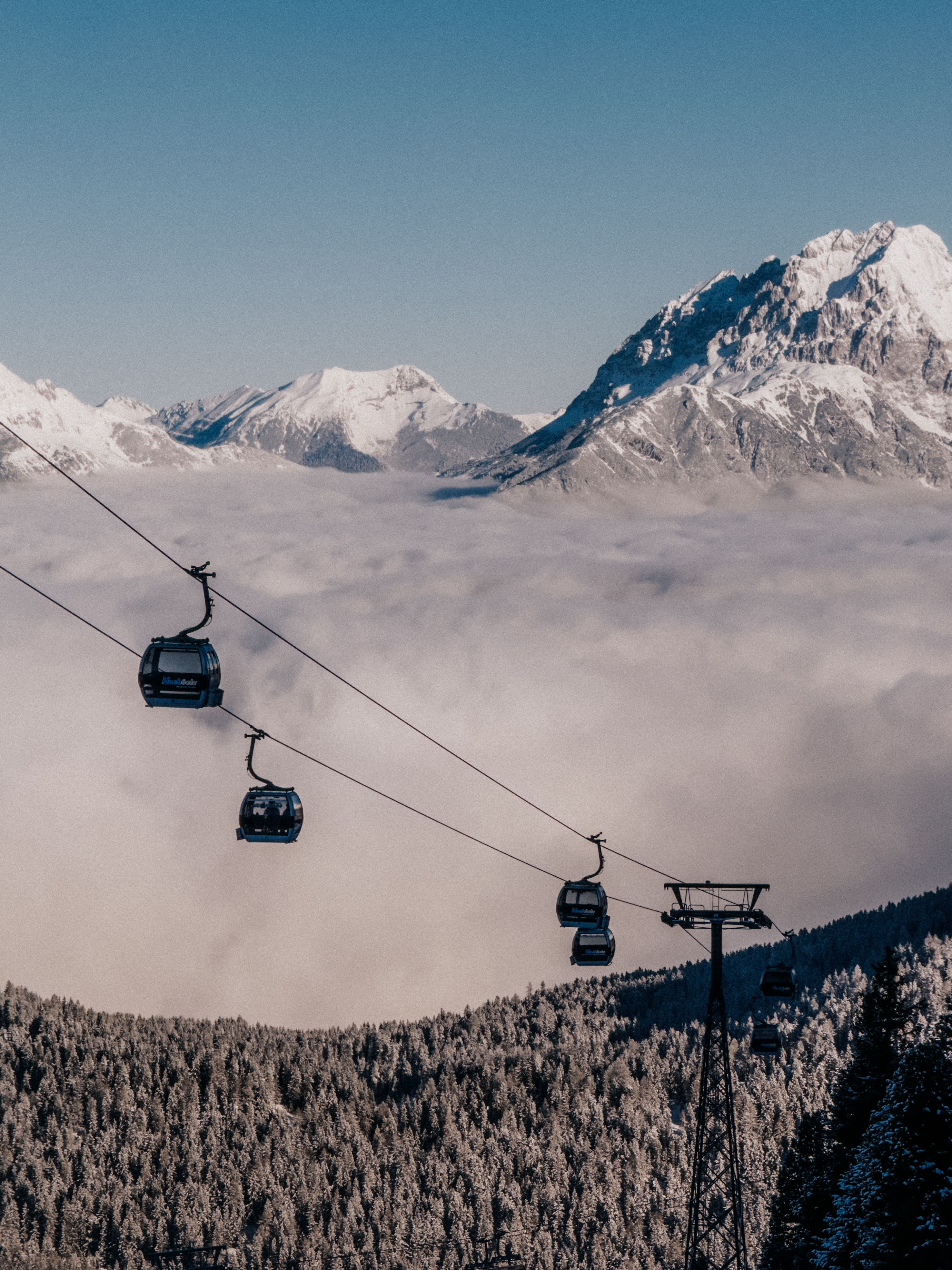Seilbahn Ã¼ber verschneiten Tiroler HÃ¤ngen